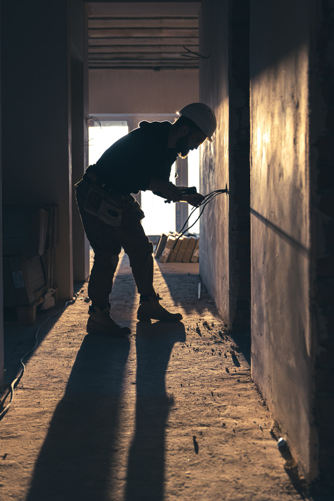 hombre realizando perforacion en pared